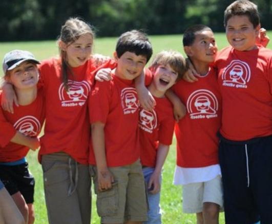 Os programas de jogo para o acampamento de verão visam o desenvolvimento da integração e socialização das crianças
