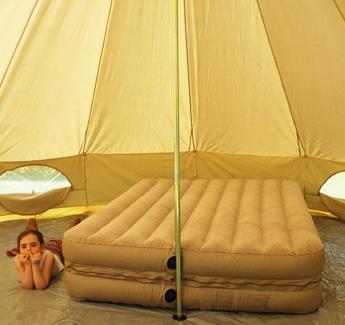 O colchão inflável na barraca é uma solução simples para trekking