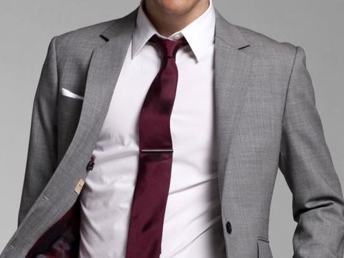 Você gosta de uma gravata com uma camisa com uma manga curta?