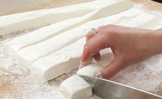 Mastic feito de marshmallow de mãos dadas