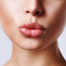 Como fazer os lábios engordarem visualmente?