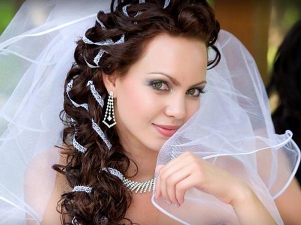 Idéias interessantes: penteados no casamento para cabelos longos com um véu